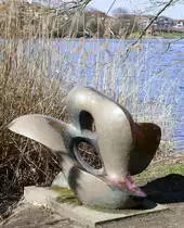 Freiburg,  Die Ente , Bronze-Plastik von Elsa Gerhard, steht am Ostufer des Fl�ckingersees im Seepark, der 1986 er�ffnet wurde, M�rz 2023