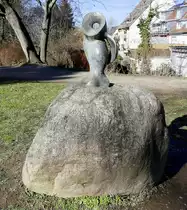 Freiburg-Mooswald, die  kleine Eule  von Elsa Gerhard, steht an der Wenzinger Schule, Feb.2023