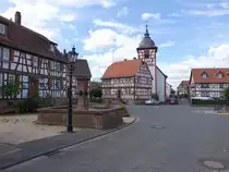 Heubach, Dorfbrunnen, Fachwerkh�user und evangelische Kirche am Marktplatz (25.07.2020)