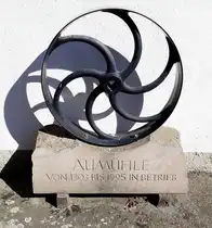 Eichstetten am Kaiserstuhl, die Riemenscheibe einer Transmission an der Aum�hle erinnert an den M�hlenbetrieb von 1303 bis 1995, Sept.2023