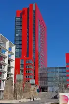 Zwischen den modernen Bauten in Ech Belval, stehen noch die St�tzen der Verbindungen zwischen den Hoch�fen. 03-2024