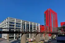 Zwischen den modernen Bauten auf Esch Belval verlaufen noch die zu den Hoch�fen geh�renden Verbindungen, welche als Denkm�ler an die fr�heren goldenen Zeiten der Stahlindustie erinnern sollen. 03.2024