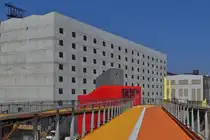 Impressionen aufgenommen vom V�lodukt aus in Esch Belval, die Arbeiten am Lift, (das Rote Geb�ude), um auf geradem Weg vom Bahnhof zum Viaduckt zu gelangen sowie die Rollstuhlrampe sind noch nicht abgeschlossen, im Moment mu� Mann noch einen kleinen Umweg machen. Das im Hintergrund zu sehende im Bau befindliche Geb�ude soll das Nationalarchiv von Luxemburg werden. 03.2024