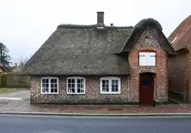Ein kleines reetgedecktes Haus (N�rregade 13) in H�jer (deutsch Hoyer) in Nordschleswig. Aufnahme: 18. M�rz 2023.