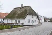 Reetgedecktes Haus an der M�llegade in H�jer (deutsch Hoyer) in Nordschleswig (S�nderjylland). Aufnahme: 18. M�rz 2024.