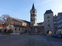 Eisenach, Nikolaikirche und Nikolaitor am Karlsplatz, erbaut im 12. Jahrhundert, Kirche erbaut bis 1525, Wiederherstellung der 
Fassade und des Turms von 1886 bis 1887 durch Hubert Stier (17.03.2014)
