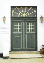 Eingangst�r an der Schlossalle in Augustenburg auf der Insel Alsen (Nordschleswig). Aufnahme: 20. M�rz 2024.