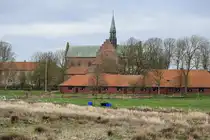 Die Klosterkiche und im Vordergrund das refugium von L�gumkloster (deutsch L�gumkloster) in Nordschleswig. Aufnahme: 18. M�rz 2024.