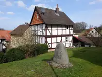 Rambach, Kriegerdenkmal und Fachwerkhaus in der Dorfstra�e (17.03.2024)