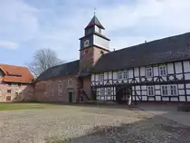 V�lkershausen, Rittergut mit Tordurchfahrt und Kirche, erbaut im 14. Jahrhundert, Wiederaufbau 1630, Kirche erbaut 1729 (17.03.2024)