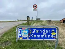Das Gemeindeschild ist am Eingang der Gemeinde T�nder (Tondern) in Siltoft nahe der d�nisch-deutschen Grenze mit Aufklebern versehen. Aufnahme: 2. April 2024.