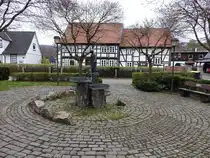 B�ndheim, Messingbrunnen von 1982 mit Messinggie�er in der breiten Stra�e (21.03.2024)