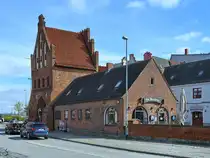 Das um 1450 im Stil der Backsteingotik erbaute Wassertor ist das letzte erhaltene von urspr�nglich f�nf Stadttoren in Wismar. (April 2024)