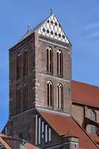 Im Bild der Turm der von 1381 bis 1487 im Stil der Sp�tgotik gebauten Kirche St. Nikolai, so gesehen im April 2024 in Wismar.