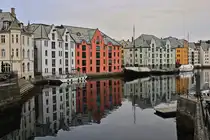 �lesund am Ufer des �lesundet mit dem Fischerjunge - steht auf dem Apotekertorget im Zentrum der Stadt (rechts unten)