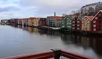 Weiterer Blick von der alten Stadtbr�cke am 26. Februar 2024 in Richtung Hafen von Trondheim am 26. Februar 2024. 