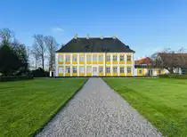 Das Schloss Sandbjerg (deutsch: Sandberg) ist das Herrenhaus eines fr�heren Adligen Guts auf der Halbinsel Sundewitt in Nordschleswig. Der Gutsbesitz wurde um 1564 durch Herzog Johann von Schleswig-Holstein-Sonderburg begr�ndet. Er verblieb f�r ein knappes Jahrhundert im Besitz der Schleswig-Holstein-Sonderburger Linien, dann wurde er nach einem Konkurs des herzoglichen Hauses 1667 durch die d�nische Krone eingezogen. 1673 erfolgte ein Verkauf an die Familie Reventlow, der Sandbjerg bis 1930 geh�rte. Aufnahme: 14. April 2024.