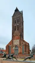 Der verbliebenen Turm der im 2. Weltkrieg zerst�rten Marienkirche, so gesehen Anfang April 2024 in Wismar.