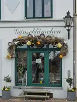 Das sch�n dekorierter Fenster eines Blumenladens, so gesehen Anfang April 2024 in Wismar.