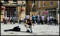 Bath Somerset UK - Rund um den Abbey Church Yard (zwischen Touristeninformation, Abbey und Roman Baths) laden B�nke dazu ein, den Stra�enmusikern zu lauschen und einfach mal zu verschnaufen.