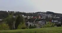Blick von Weidingen auf die Oberstadt von Wiltz mit dem Schlo� Wiltz. 04.2024

