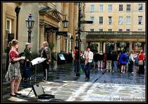 Bath Somerset UK - Eingang zum Pump Room. In der gregorianischen Bl�tezeit das Zentrum des Kurortes - heute ein Cafe-Restaurant in dem lieber zu Kaffee und Kuchen als zu schwefelhaltigem Wasser gegriffen wird.