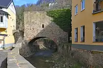 Bad M�nstereifel - An der Scho�pforte �ber die Erft, Teil der gut erhaltenen Stadtmauer - 09.03.2024