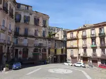 Cosenza, Geb�ude an der Piazza Duomo (06.04.2024)