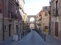 Corigliano, H�user und Ponte Canale in der Via Roma (07.04.2024)