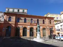 Rossano Calabro, Geb�ude der Polizia Locale und San Nilo Denkmal an der Piazza Matteotti (07.04.2024)
