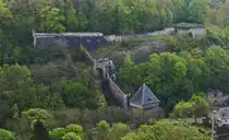 Vauban Turm im Pfaffennthal, Stadtteil der Stadt Luxemburg, von der Roten Br�cke (Pont Grand Duchesse Charlotte) ausgesehen.
Der Verbindungsweg f�hrt zu den 3 Eicheln, (Fort Th�ringen, in dem das Mus�e d’Art Moderne Grand Duc Jean untergebracht ist). 
Die Mauern am rechten Bildrand geh�ren zum Fort Niedergr�nwald. 04.2024

