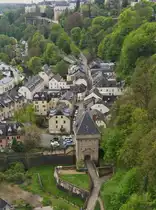 Blick von der Roten Br�cke auf das Pfaffentahl mit einem weiteren Vauban Turm, in der Stadt Luxemburg am linken Flussufer der Alzette. 04.2024

