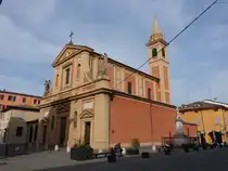 Castelfranco Emilia, Pfarrkirche St. Maria Assunta, erbaut von 1226 bis 1232, barocker Neubau von 1692 bis 1704, Anbau der Seitenschiffe von 1879 bis 1887, Fassade erbaut 1914 durch den Architekten Edoardo Collamarini (11.04.2024)
