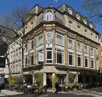Eckhaus mit Bistro und Terrasse in der Fu�g�ngerzone  und der rue des Capucins der Stadt Luxemburg. 04.2024