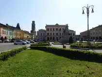 Novellara, H�user und Denkmal an der Piazza Unita d`Italia (12.04.2024)