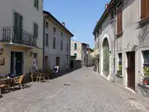 Castellaro Lagusello, H�user in der Via Castello (12.04.2024)