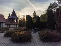 Haupteingang des Puchner Schlo�hotel. Links das Geb�ude des Empfangs, davor sch�ne Pflanzen und ien Erdkugel (tempor�r). Foto: Oktober, 2023.