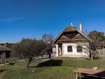 Etwas gr��eres Bauerhaus auf dem Gel�nde des Puchner Schlo�hotel. Zus�tzlich zum mittelalterlichen Stadt gibt es zug�ngliche l�ndliche Attraktionen und Bauten mit Nutztiere. Foto: Oktober, 2023.