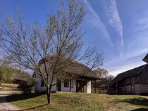 Typisches Bauerhaus auf dem Gel�nde des Puchner Schlo�hotel. Zus�tzlich zum mittelalterlichen Stadt gibt es zug�ngliche l�ndliche Attraktionen und Bauten mit Nutztiere. Foto: Oktober, 2023.