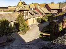 Um den historischen Puchner Schlosshotel in Bikal wurde eine ganz authentische mittelalterliche Stadtviertel gebaut. Das Foto wurde von einer Turm am Eingang dieser kleinen mittelalterlichen Stadt geschossen (10.2023).