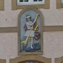 Die Statue des St Georg �ber dem Eingang des Polizeikommissariats in Echternach. 10.05.2024 