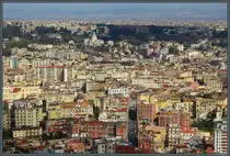 �ber ded Stadtteild Stella erhebt sich die Kirche Madre del Buon Consiglio. Rechts davon, etwas durch eine Wolke verschattet, liegt der Palast Reggia di Capodimonte. (Neapel, 20.02.2024)