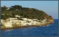 Panarea geh�rt zu den kleineren der Liparischen Inseln. An der K�ste reihen sich die wei� get�nchten H�user aneinander. Um die 250 Einwohner leben auf der Insel. (21.02.2024)