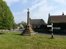 Steinkreuz und H�user in der Thorney Road in Muchelney (12.05.2024)