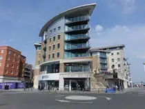 Poole, Geb�ude Dolphin Quays in der Old Orchard Street (12.05.2024)