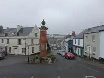 Ottery St. Mary, H�user und Denkmal am Cornhill (13.05.2024)