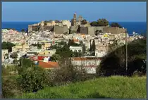 Der Hauptort Lipari auf der gleichnamigen Insel wird von der mittelalterlichen Festung �berragt. Der H�gel war schon in der Antike besiedelt und beherbergt mehrere Museen. Am 21.02.2024 bl�hen die Mandelb�ume am Stadtrand.