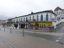 Ilfracombe, H�user und Gesch�fte an der Wilder Road (13.05.2024)