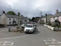 Kilkhampton, Denkmal und H�user in der West Street (14.05.2024)