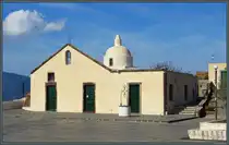 Die Kapelle Maria Santissima della Catena wurde im 16. Jahrhundert auf einem Berg bei Quattropani auf Lipari errichtet. (22.02.2024)